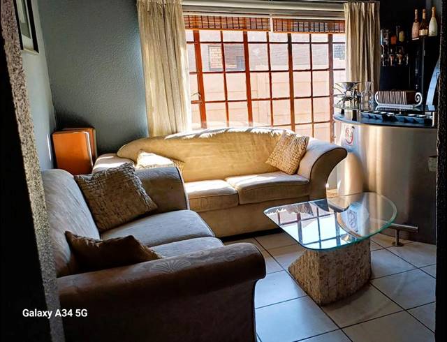 4 BEDROOM HOUSE FOR SALE IN COUNTRY VIEW